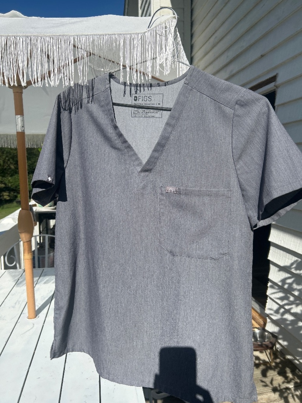 Figs women’s one pocket Catrina top Medium graphite color